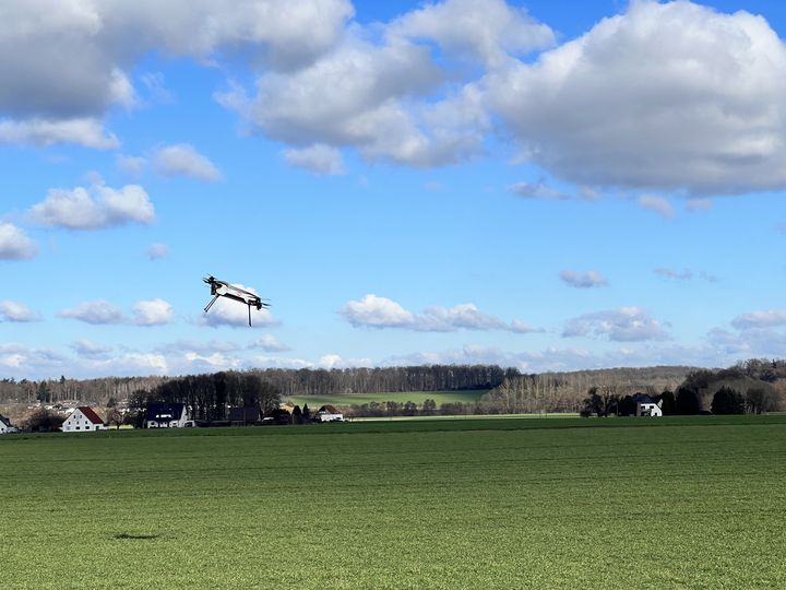 Drohnen-Logistik-Service ist ein innovatives System zur schnellen, effizienten und umweltfreundlichen Lieferung von Waren und Paketen. Drohnen werden eingesetzt, um die letzten Meilen der Zustellung abzudecken und die Innenstädte zu entlasten. | Karl Koerschulte GmbH